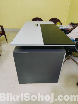 NADIA Manager table with side rack